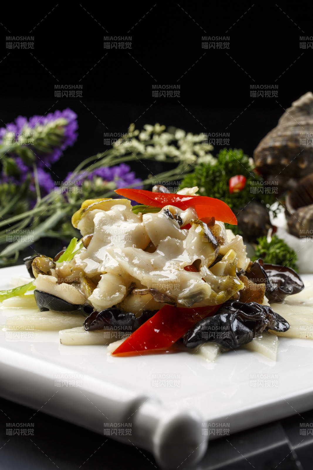 长方形白瓷盘装的海鲜木耳彩椒爆海螺图片