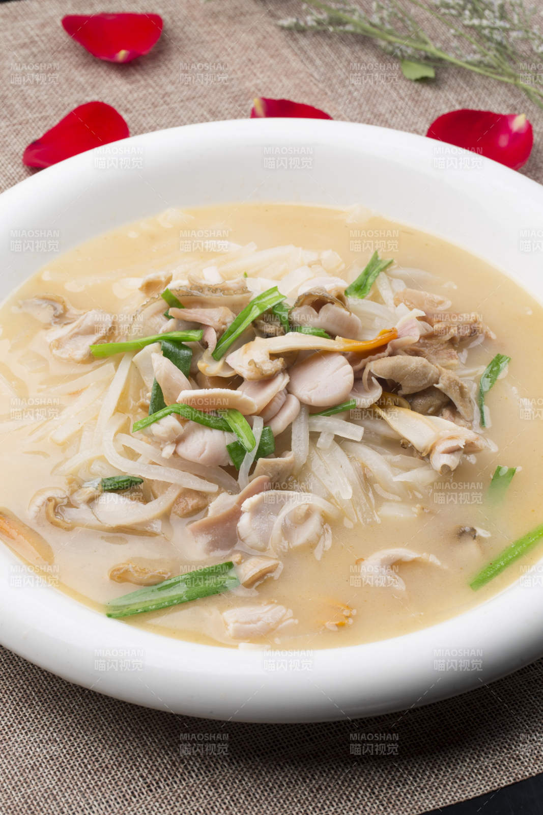 白色圆形汤盆装的海鲜水萝卜炖天鹅蛋图片