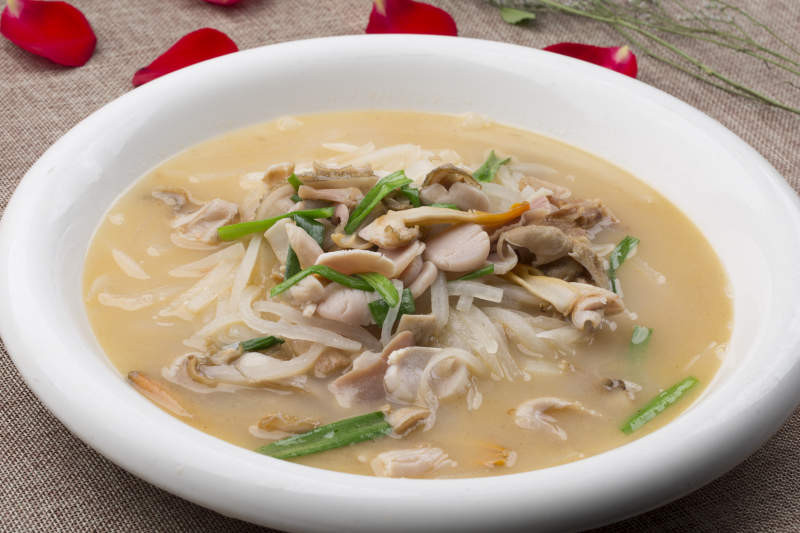 白色圆形汤盆装的海鲜水萝卜炖天鹅蛋图片