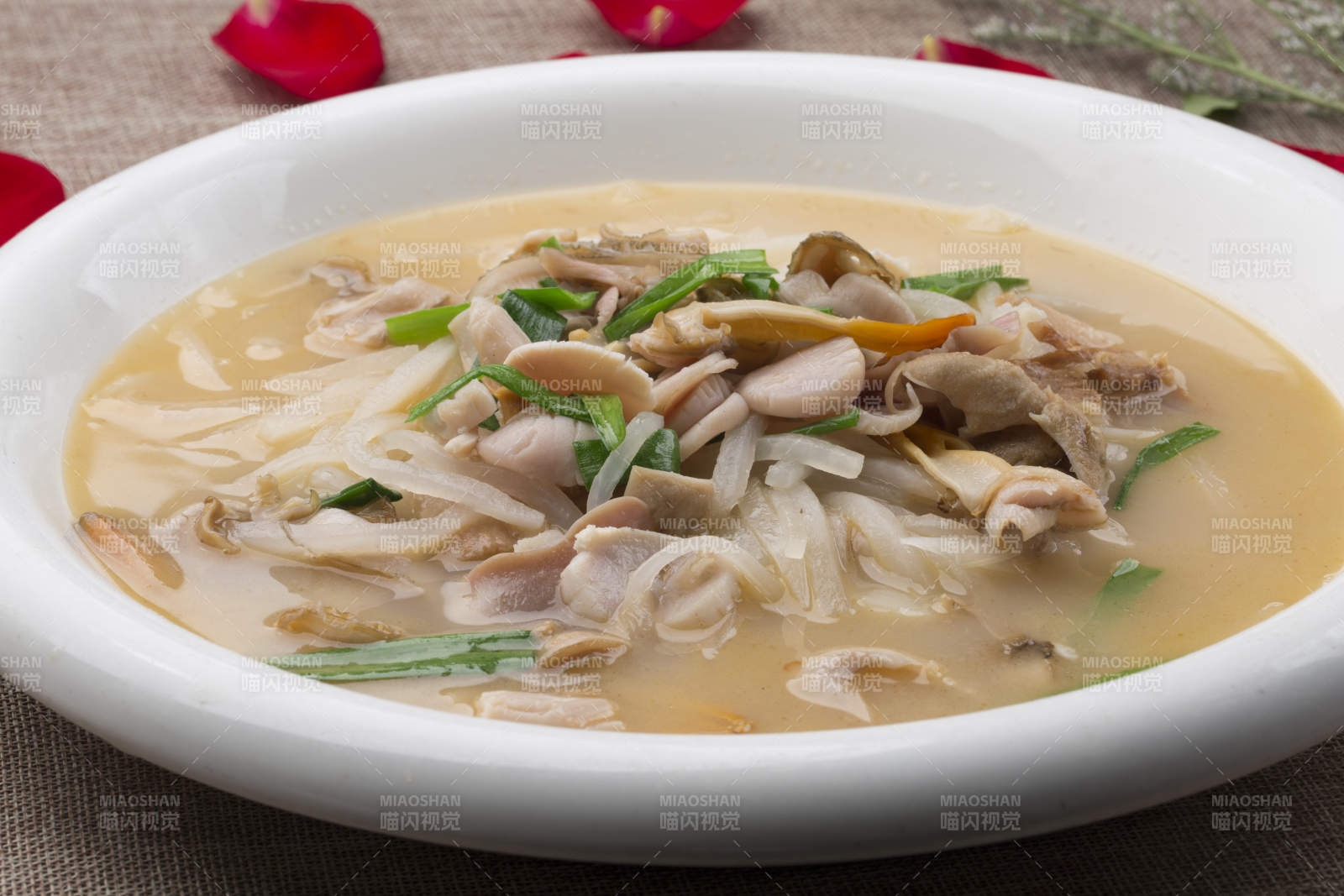 白色圆形汤盆装的海鲜水萝卜炖天鹅蛋图片