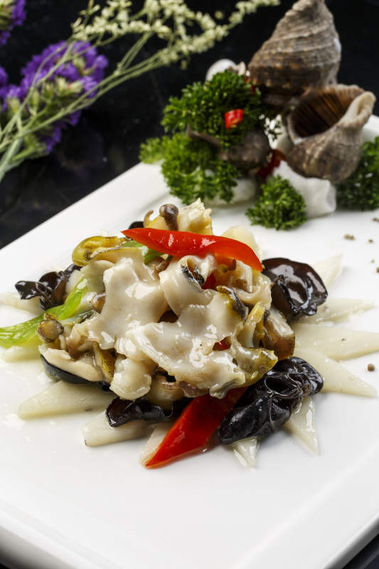 长方形白瓷盘装的海鲜木耳彩椒爆海螺图片