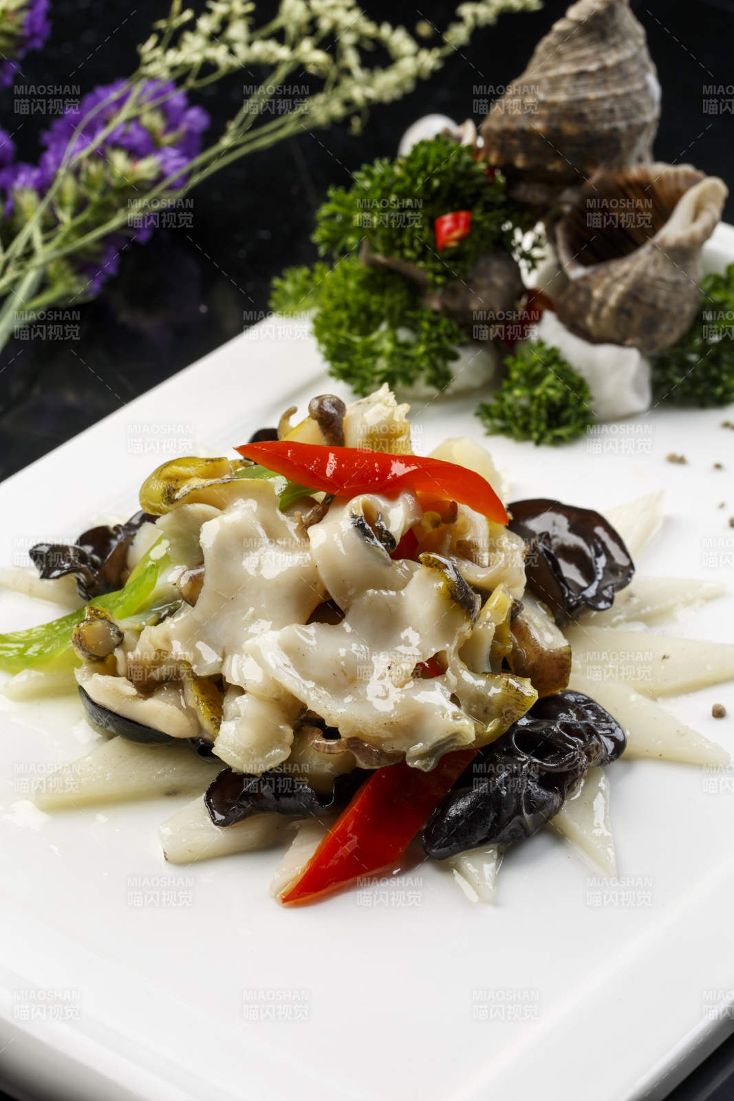 长方形白瓷盘装的海鲜木耳彩椒爆海螺图片
