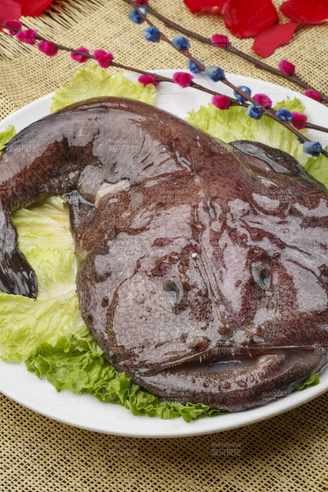 白色椭圆瓷盘装的深海魔鬼鱼图片