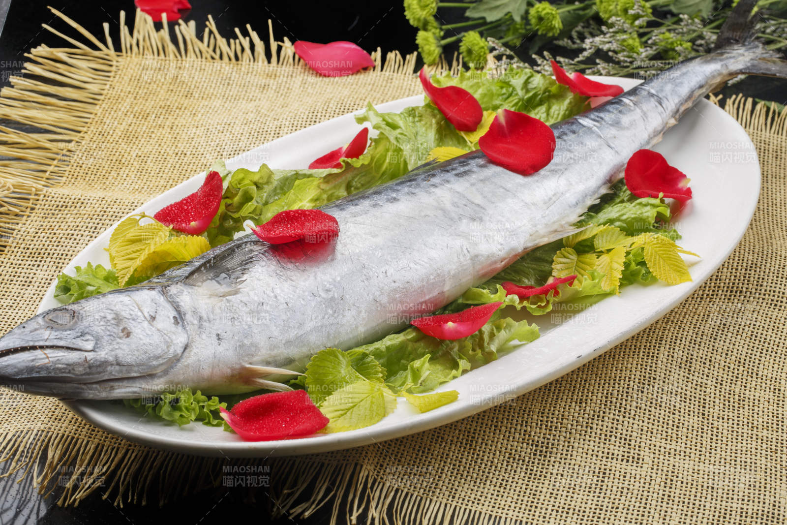 白色椭圆瓷盘装的新鲜马鲛鱼图片