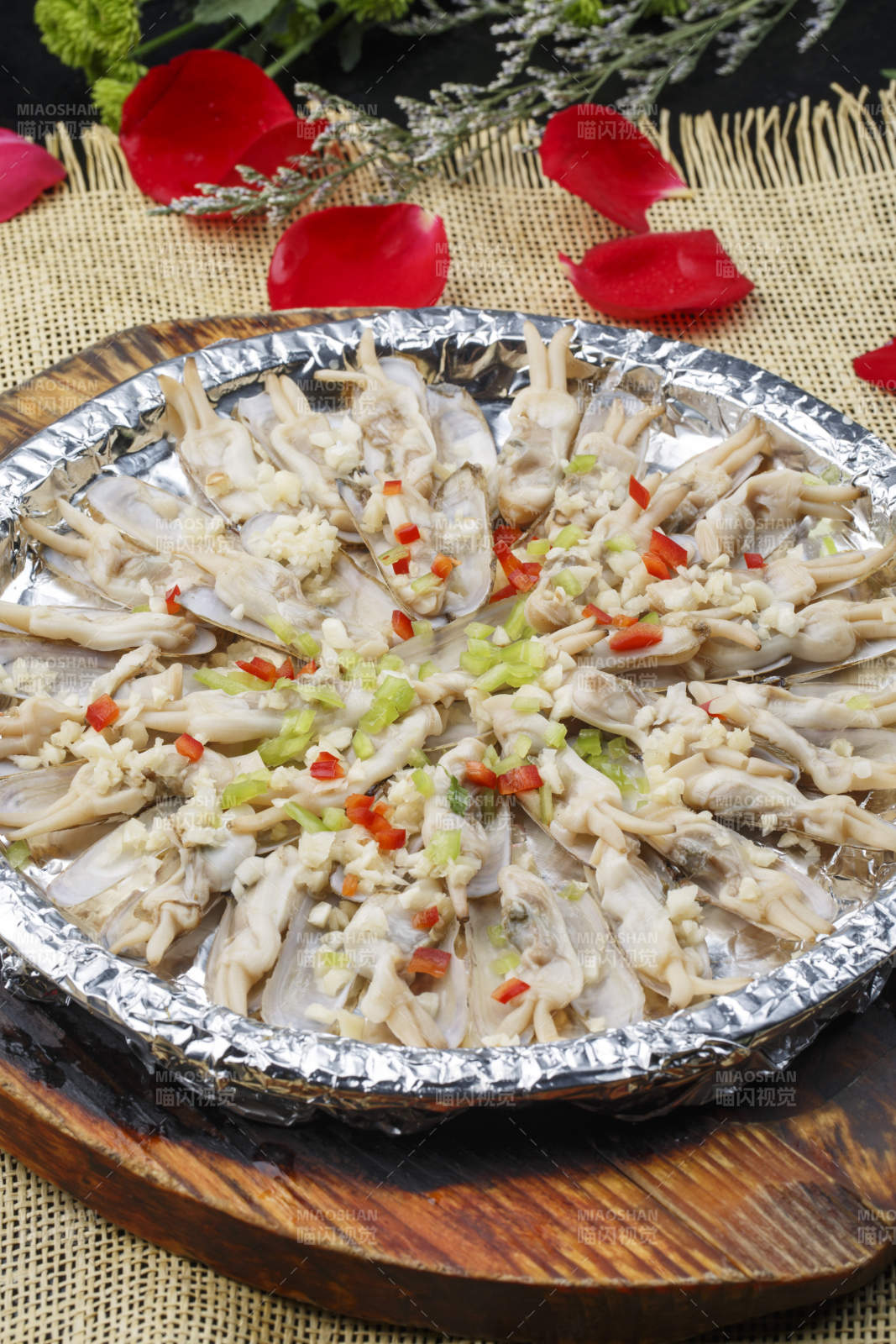 锡纸铁盘装的蒜蓉粉丝铁板蛏子图片