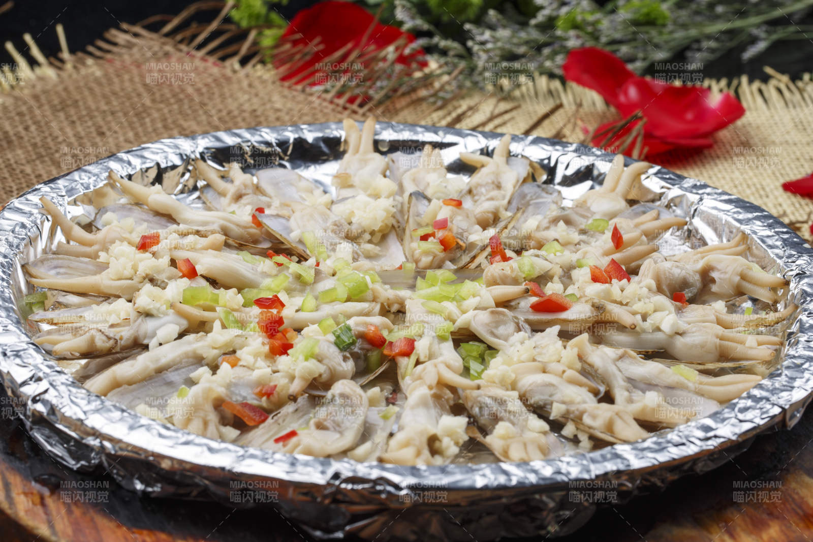 锡纸铁盘装的蒜蓉粉丝铁板蛏子图片