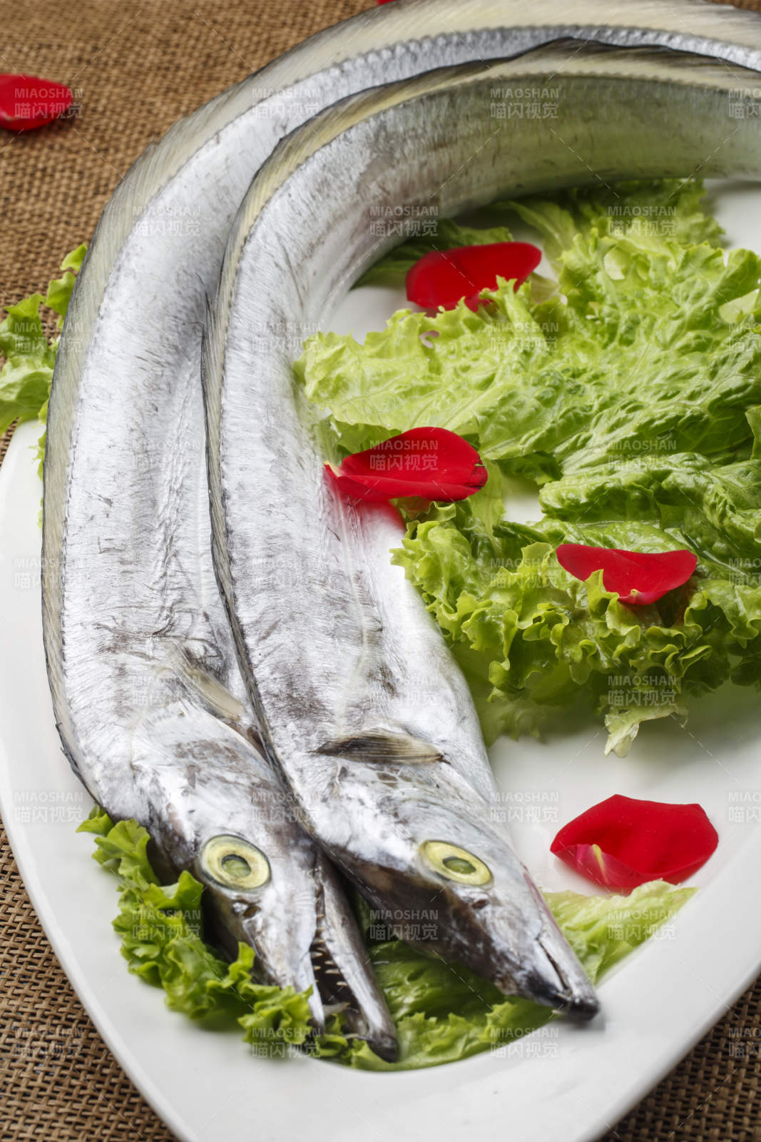 白色瓷盘装的深海鲜带鱼图片