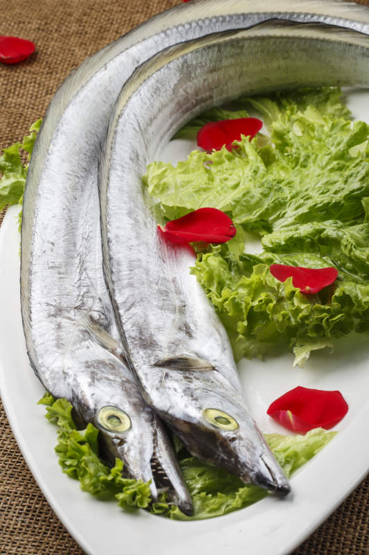 白色瓷盘装的深海鲜带鱼图片