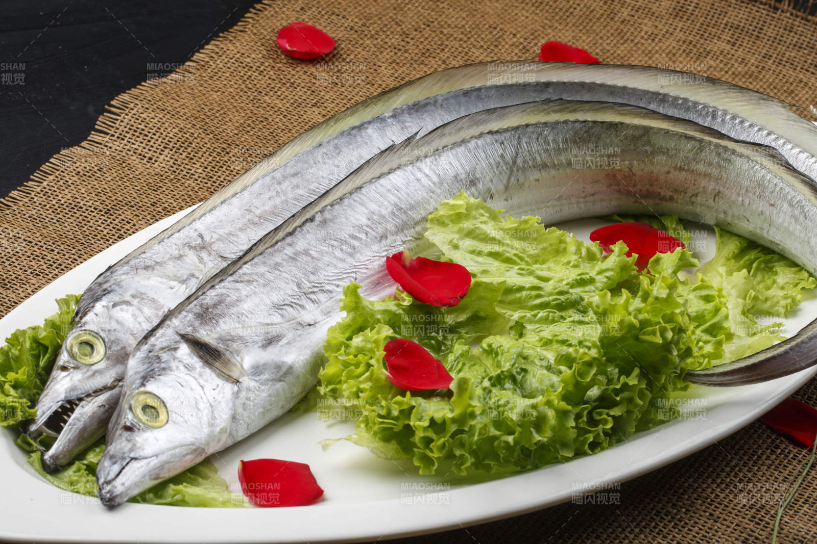 白色瓷盘装的深海鲜带鱼图片