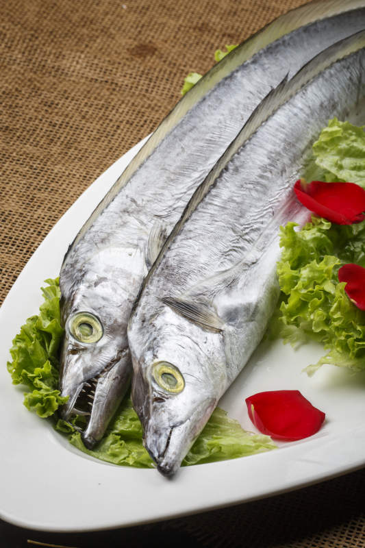 白色瓷盘装的深海鲜带鱼图片