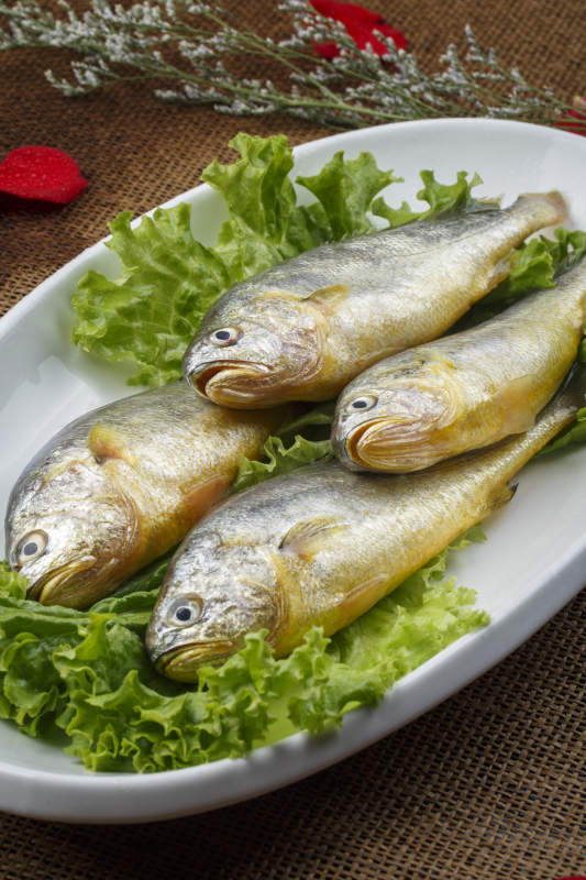 椭圆瓷盘装的小黄鱼黄瓜鱼图片