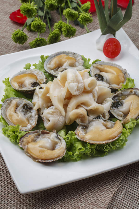 白色瓷盘装的刺身天鹅蛋图片