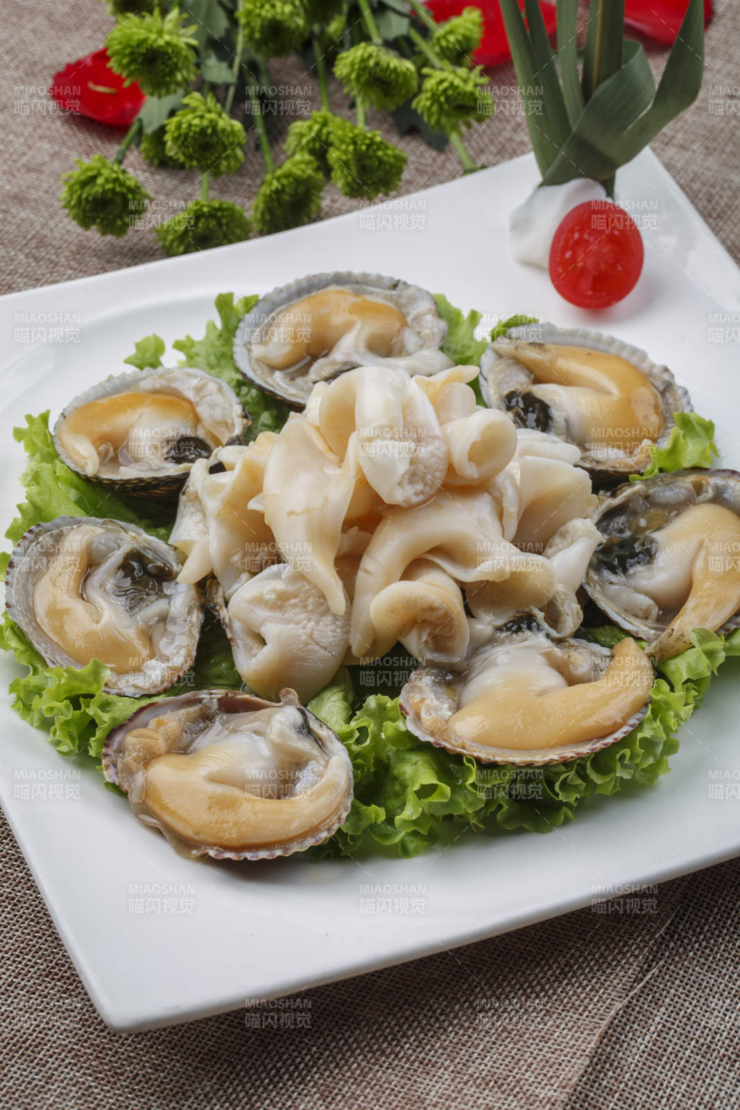 白色瓷盘装的刺身天鹅蛋图片