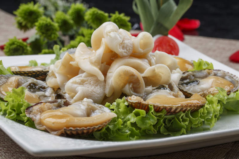 白色瓷盘装的刺身天鹅蛋图片