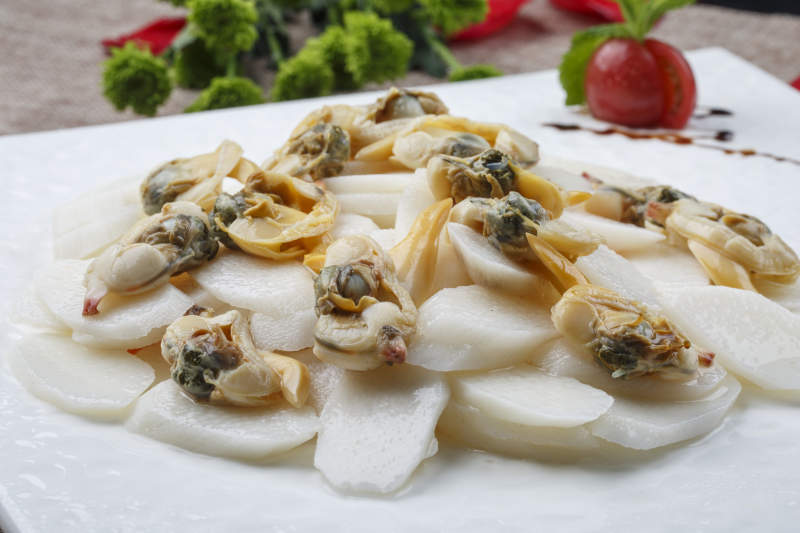 白色方瓷盘装的长山药蒸贻贝图片