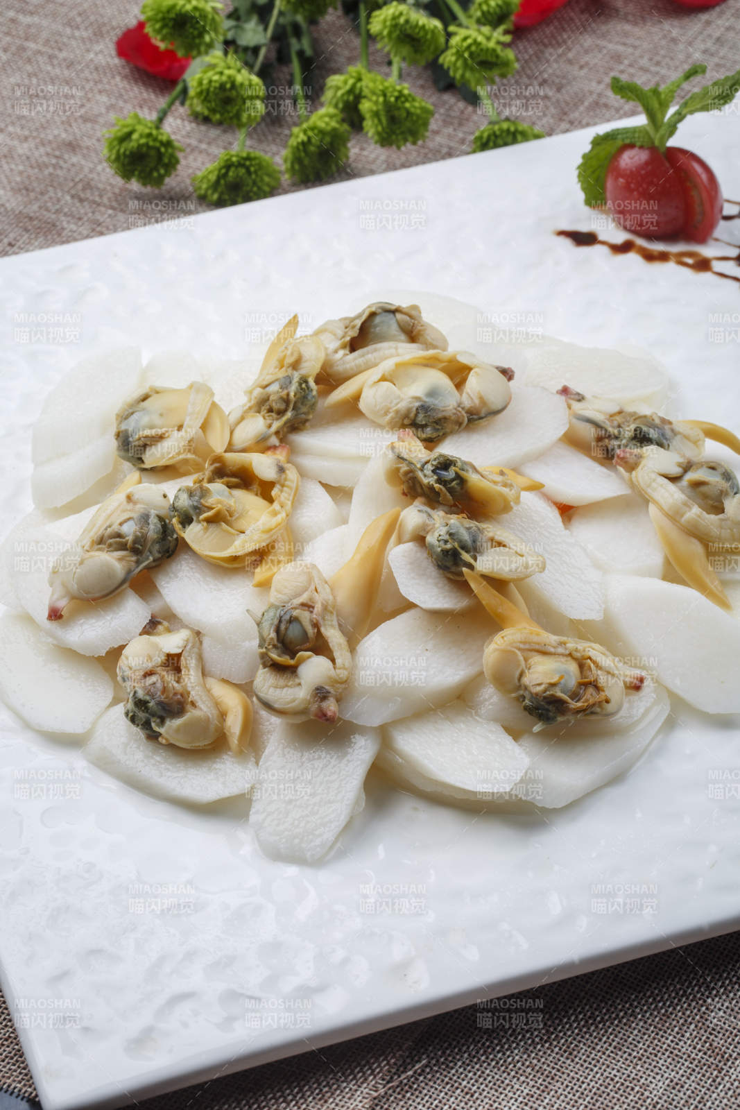 白色方瓷盘装的长山药蒸贻贝图片