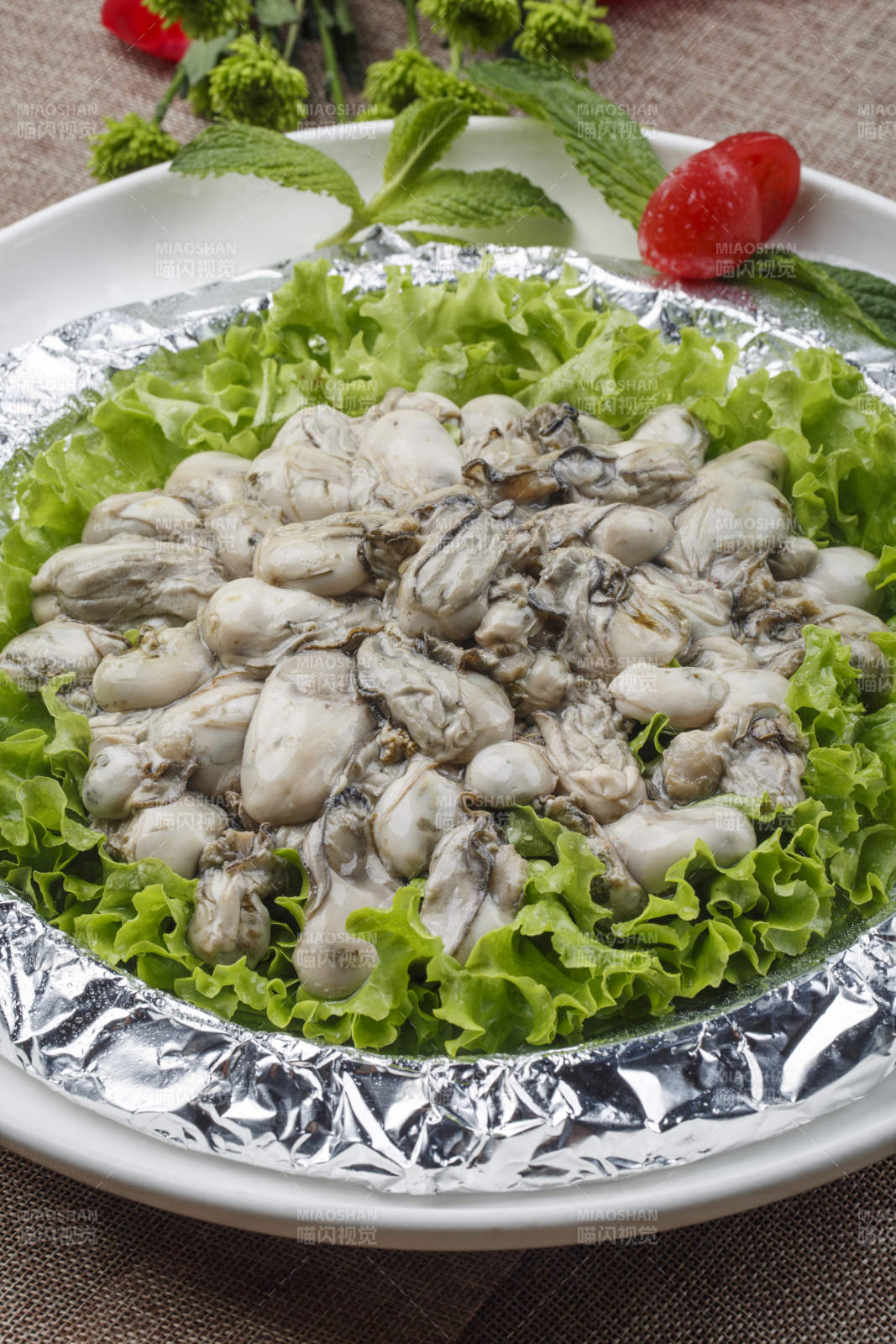 白色瓷盘装的白灼生蚝青口贝图片