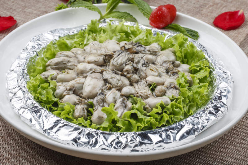 白色瓷盘装的白灼生蚝青口贝图片