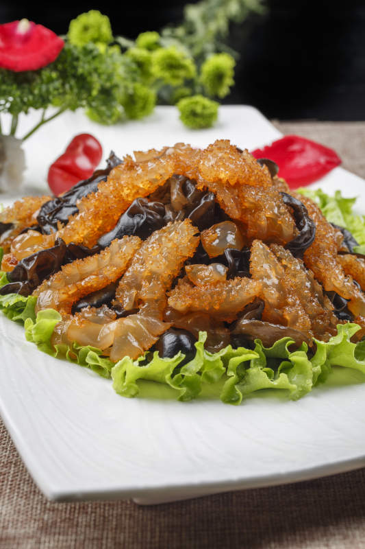 白色瓷盘装的醋烧木耳海蜇图片