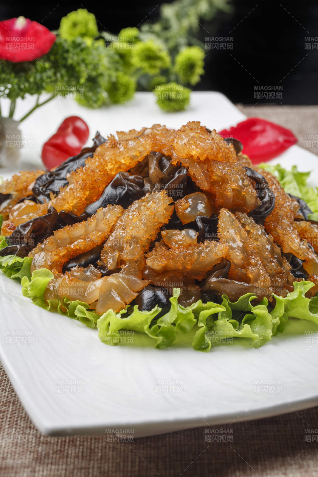 白色瓷盘装的醋烧木耳海蜇图片