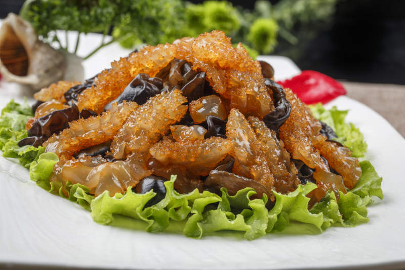 白色瓷盘装的醋烧木耳海蜇图片