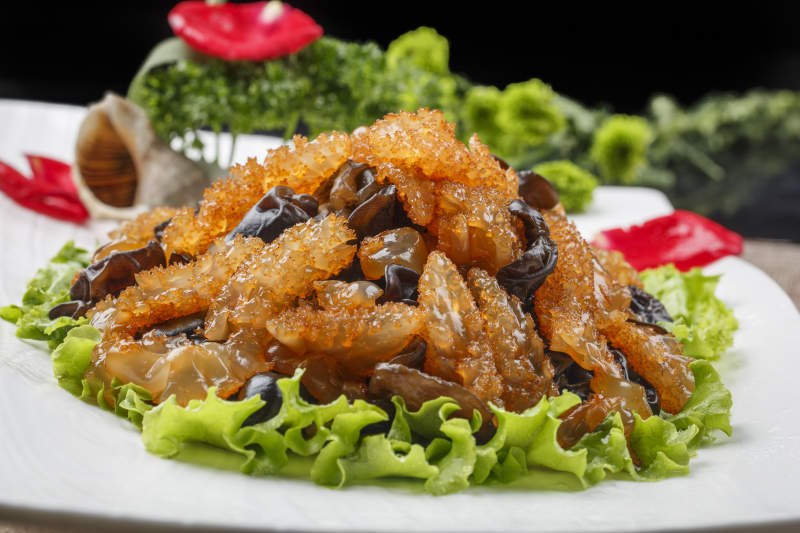 白色瓷盘装的醋烧木耳海蜇图片