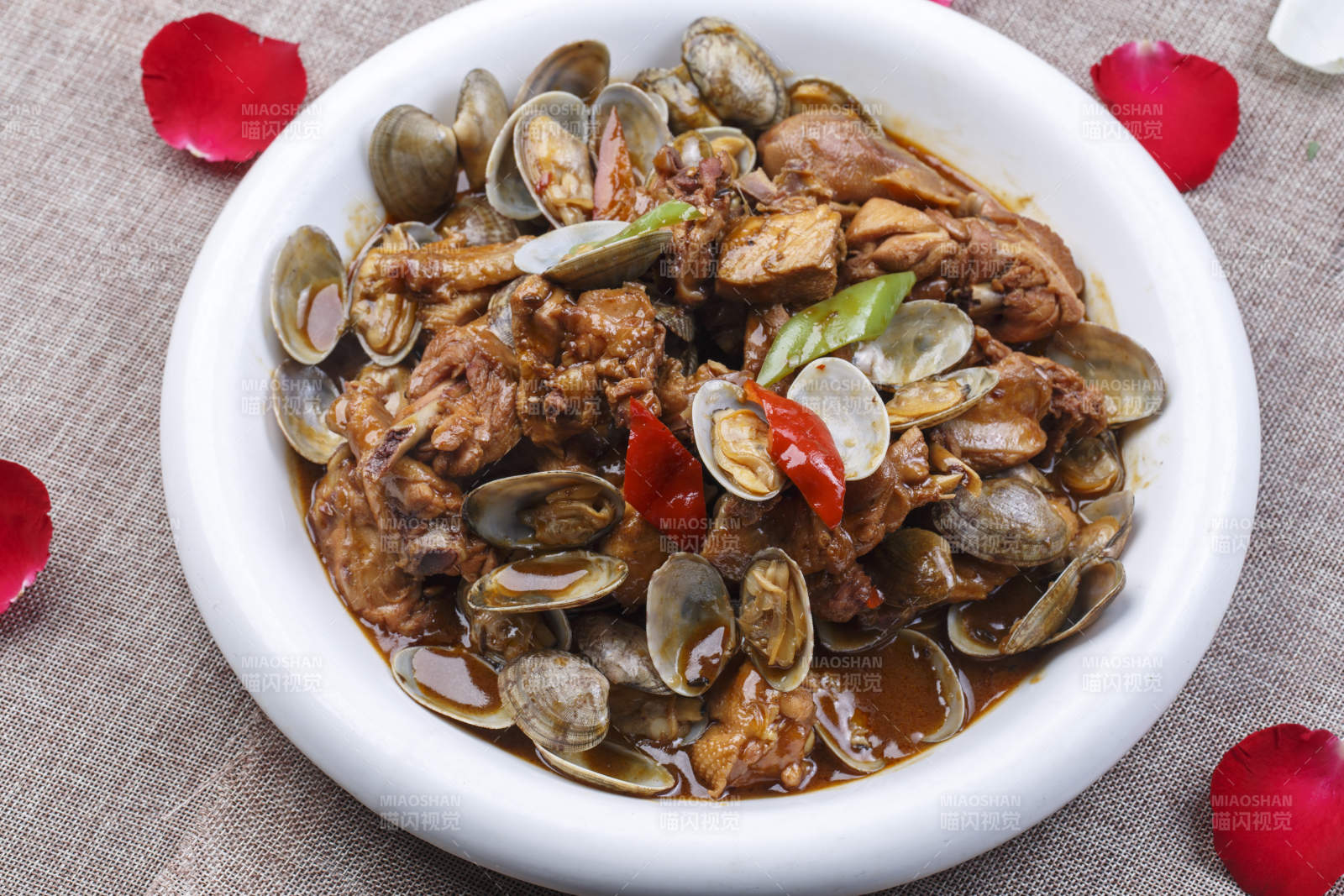 圆形白瓷盘装的花蛤炖鸡块图片