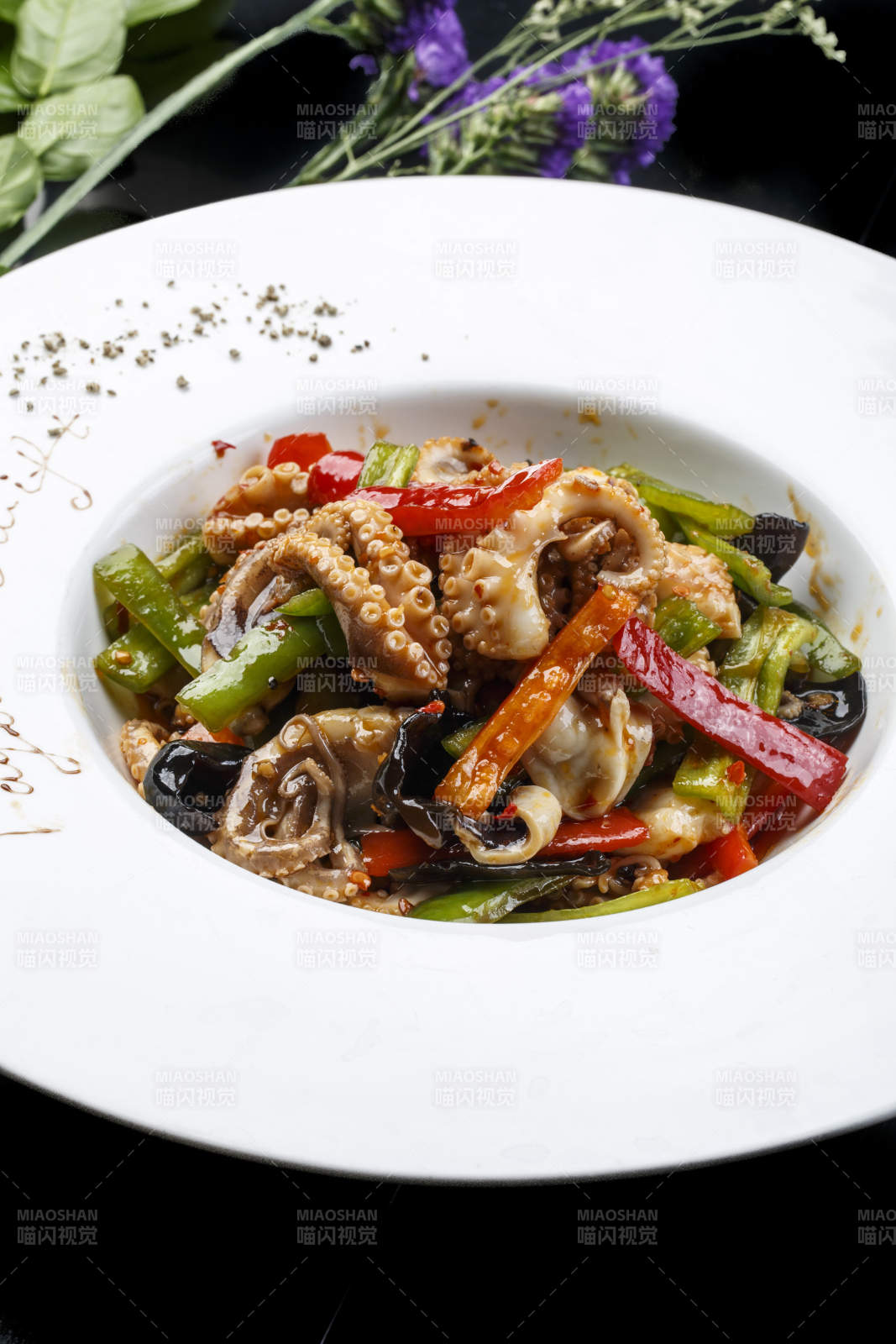 白色圆形瓷盘装的海鲜酱爆八爪鱼图片