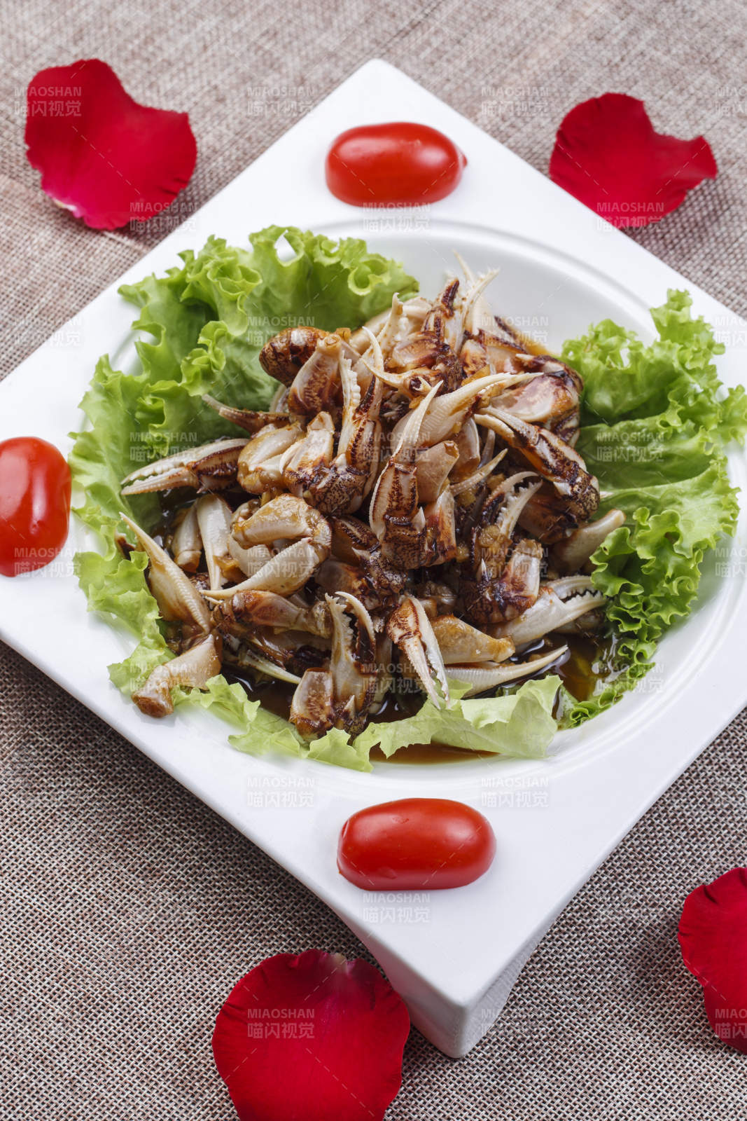 方型白瓷盘装的生腌蟹钳图片