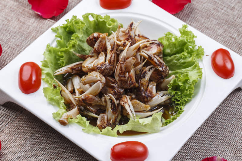 方型白瓷盘装的生腌蟹钳图片