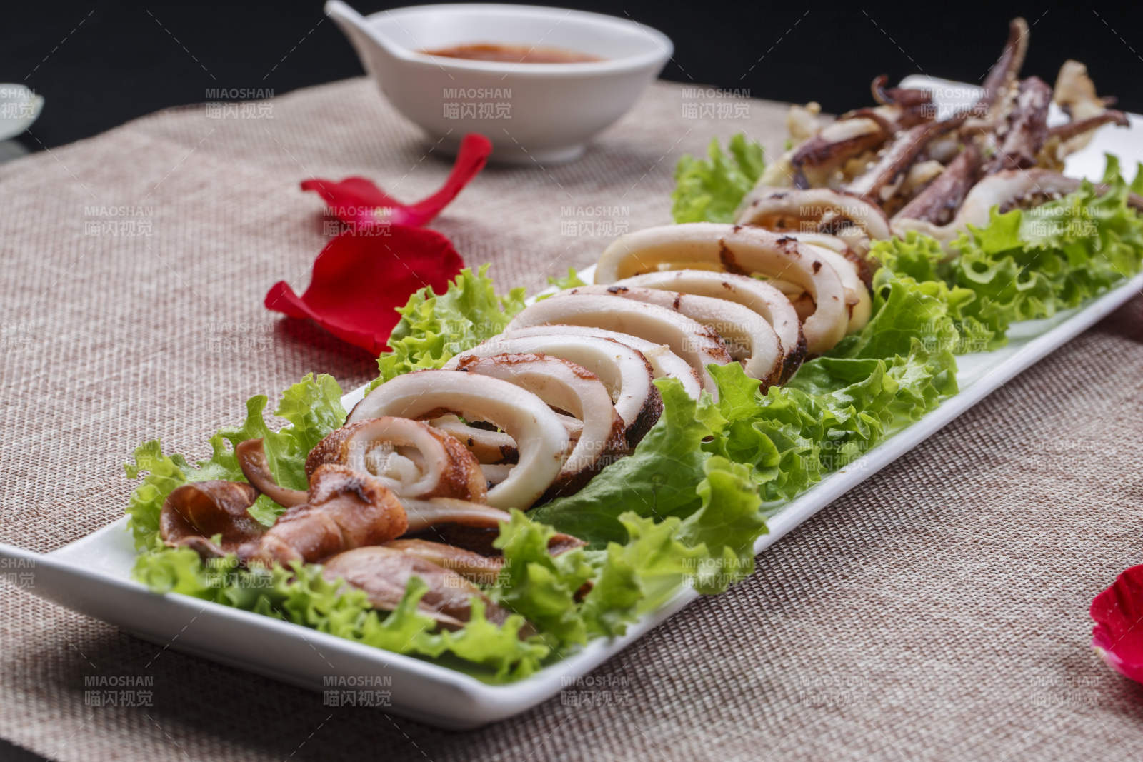 长条白瓷盘装的油煎深海大鱿鱼图片