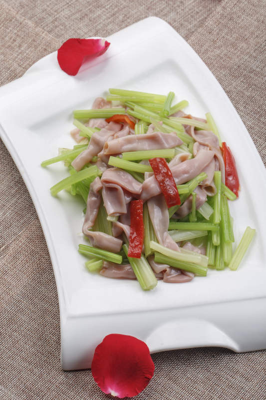 白色扇形磁盘装的芹菜炒海肠图片