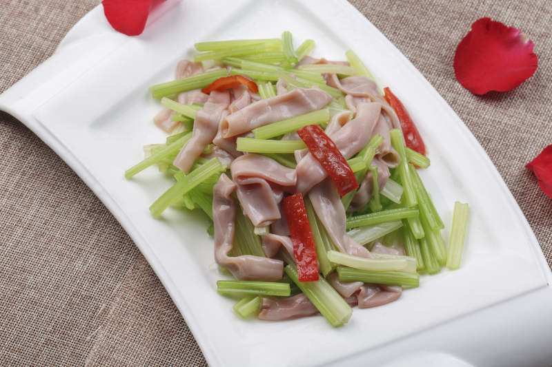 白色扇形磁盘装的芹菜炒海肠图片