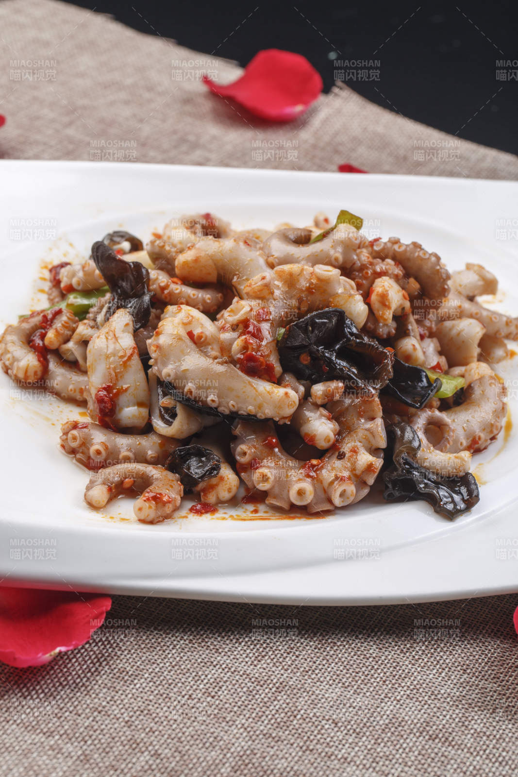 白色方瓷盘装的XO酱爆八爪鱼图片