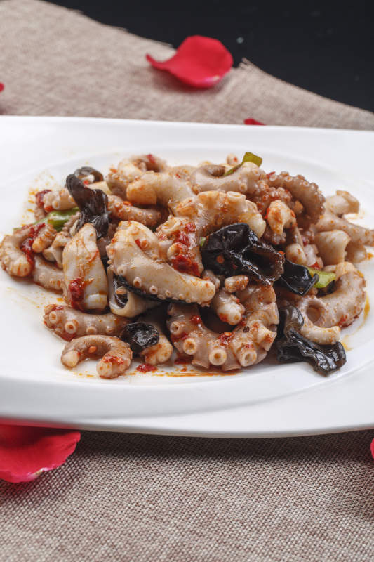 白色方瓷盘装的XO酱爆八爪鱼图片