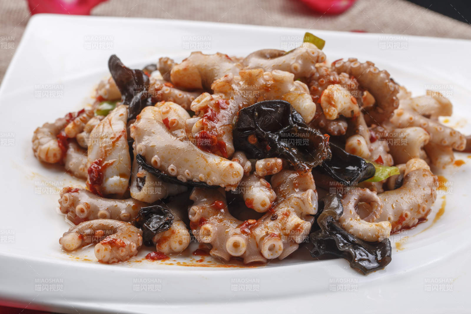 白色方瓷盘装的XO酱爆八爪鱼图片
