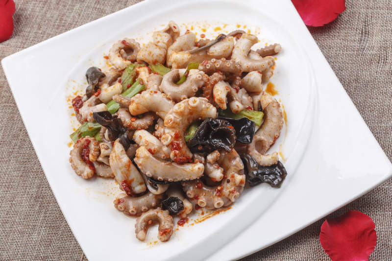 白色方瓷盘装的XO酱爆八爪鱼图片