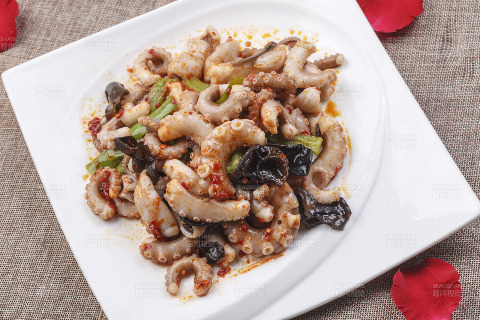 白色方瓷盘装的XO酱爆八爪鱼图片