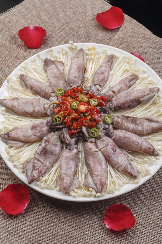 白色圆形瓷盘装的海鲜酱爆八爪鱼图片