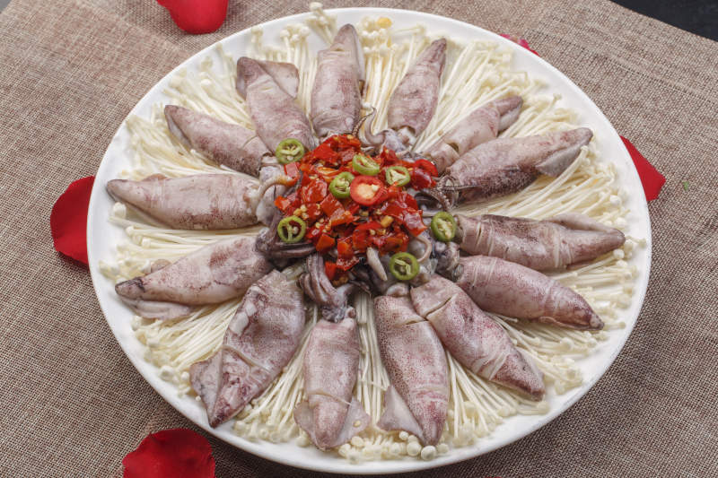 白色圆形瓷盘装的海鲜酱爆八爪鱼图片