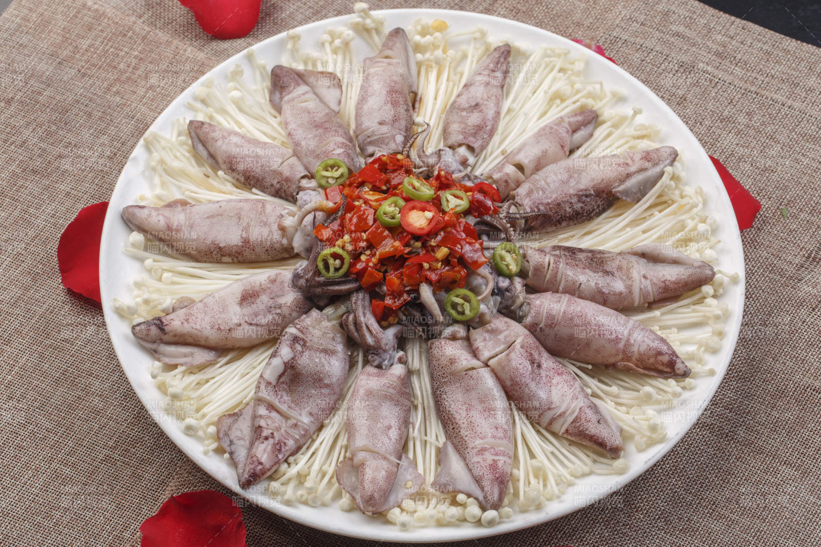 白色圆形瓷盘装的海鲜酱爆八爪鱼图片