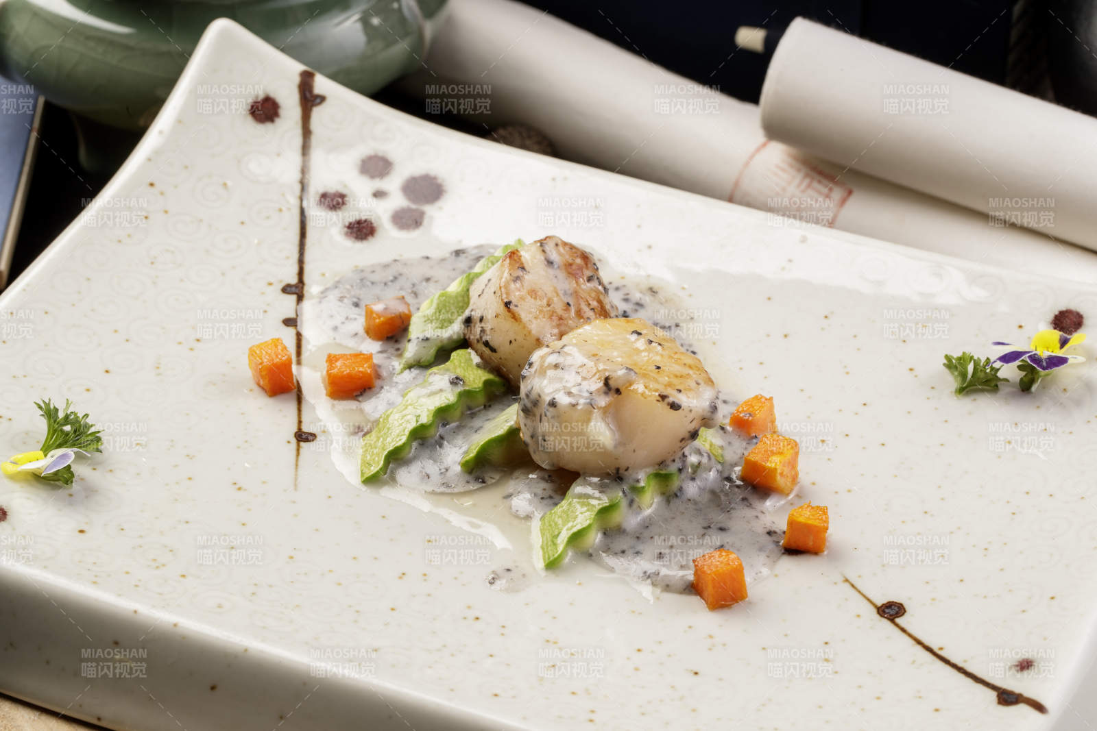 精美瓷餐具装的奶油焗带子瑶柱图片