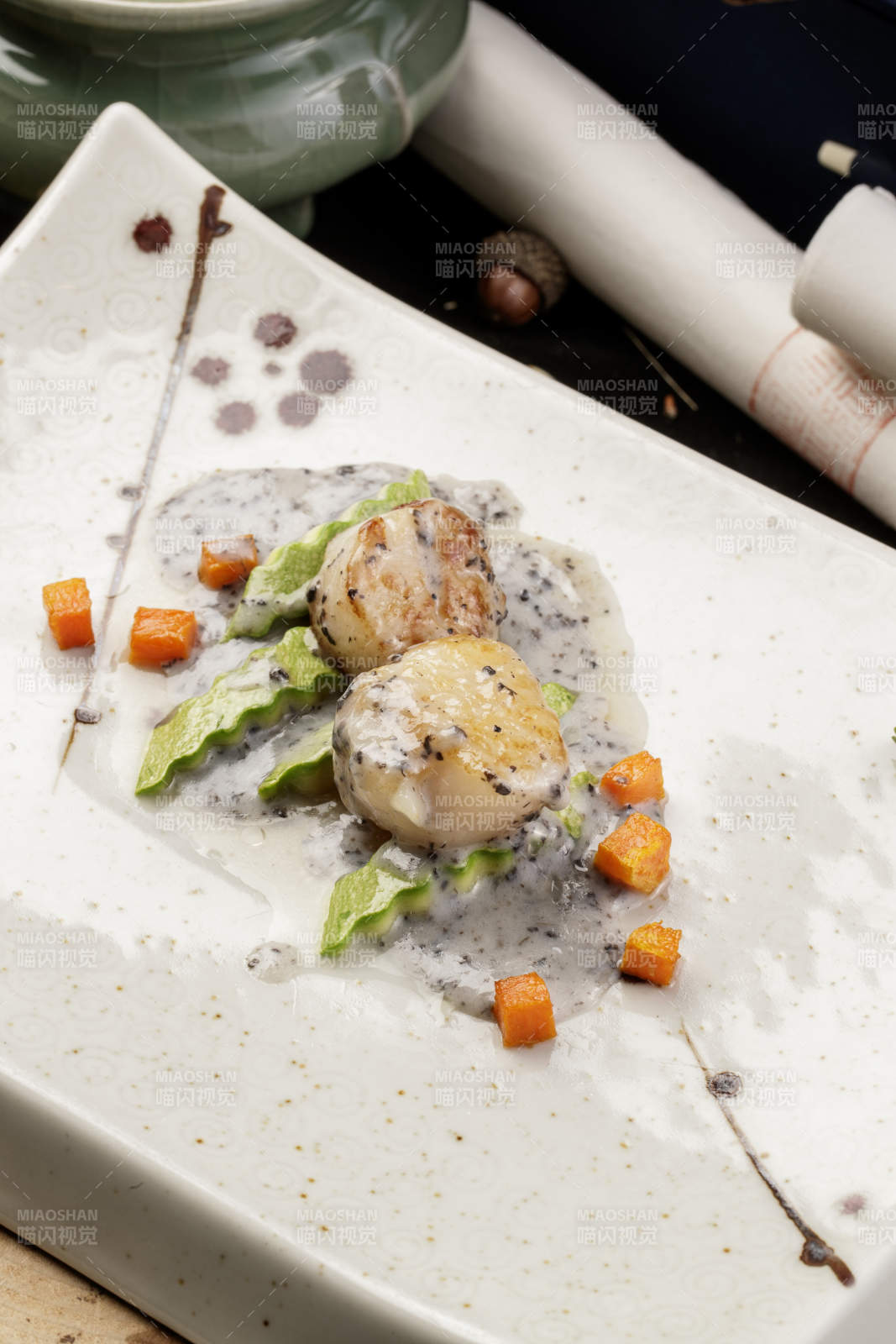 精美瓷餐具装的奶油焗带子瑶柱图片