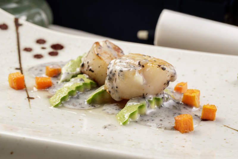 精美瓷餐具装的奶油焗带子瑶柱图片