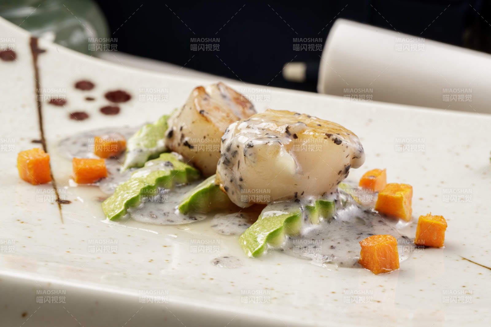 精美瓷餐具装的奶油焗带子瑶柱图片