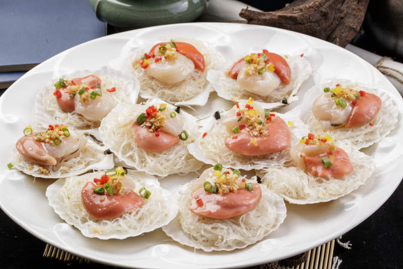 白色瓷盘装的蒜蓉粉丝蒸扇贝图片