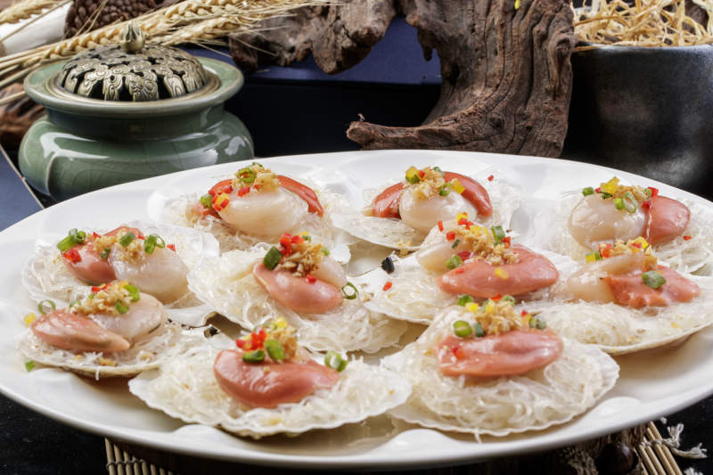 白色瓷盘装的蒜蓉粉丝蒸扇贝图片