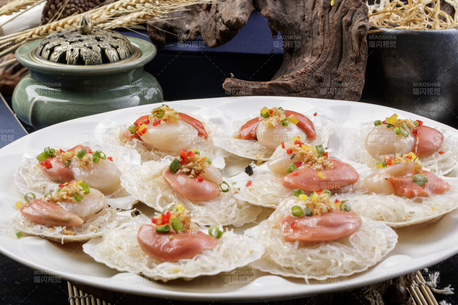 白色瓷盘装的蒜蓉粉丝蒸扇贝图片