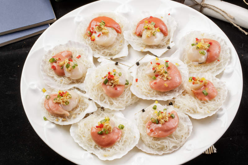 白色瓷盘装的蒜蓉粉丝蒸扇贝图片