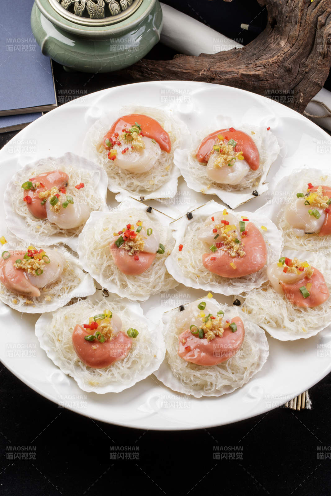 白色瓷盘装的蒜蓉粉丝蒸扇贝图片